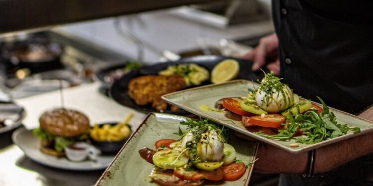 High Cost, Emotional Appeal Stops Restauranters From Kitchen Automation?