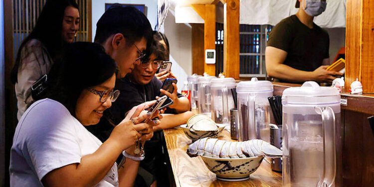 A 14-Legged Giant Isopod Takes Spotlight at Taipei Restaurant
